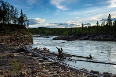 Kanada 'da Alaska otoyolu boyunca Liard Nehri.