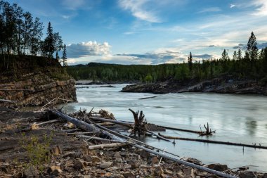 Kanada 'da Alaska otoyolu boyunca Liard Nehri.