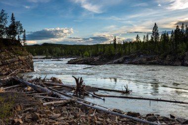 Kanada 'da Alaska otoyolu boyunca Liard Nehri.