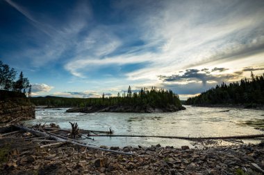 Kanada 'da Alaska otoyolu boyunca Liard Nehri.