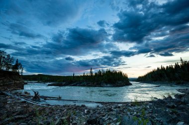 Kanada 'da Alaska otoyolu boyunca Liard Nehri.