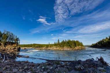Kanada 'da Alaska otoyolu boyunca Liard Nehri.