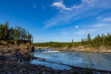 Kanada 'da Alaska otoyolu boyunca Liard Nehri.
