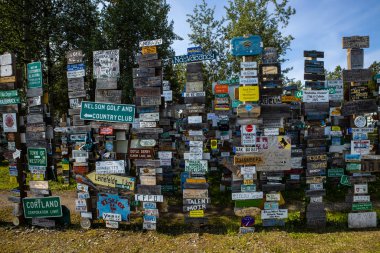 Kanada 'daki Alaska otoyolu boyunca uzanan Watson Gölü Tabelasını, 26. Haziran 2019