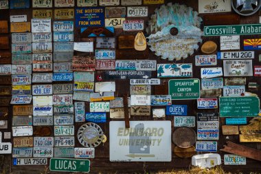 Kanada 'daki Alaska otoyolu boyunca uzanan Watson Gölü Tabelasını, 26. Haziran 2019