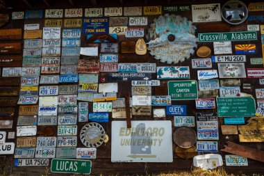 Kanada 'daki Alaska otoyolu boyunca uzanan Watson Gölü Tabelasını, 26. Haziran 2019