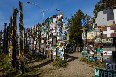 Kanada 'daki Alaska otoyolu boyunca uzanan Watson Gölü Tabelasını, 26. Haziran 2019