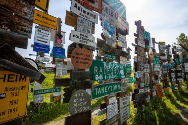 Kanada 'daki Alaska otoyolu boyunca uzanan Watson Gölü Tabelasını, 26. Haziran 2019