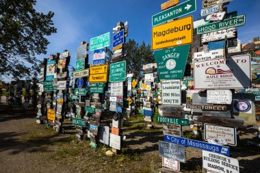 Kanada 'daki Alaska otoyolu boyunca uzanan Watson Gölü Tabelasını, 26. Haziran 2019