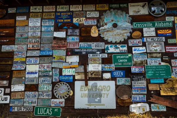 Kanada 'daki Alaska otoyolu boyunca uzanan Watson Gölü Tabelasını, 26. Haziran 2019