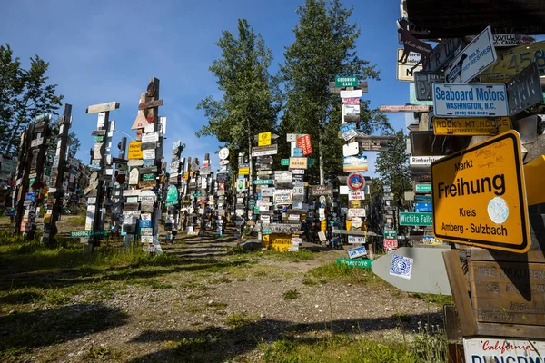 Sign Post Bosque Del Lago Watson Largo Autopista Alaska Canadá — Foto de Stock