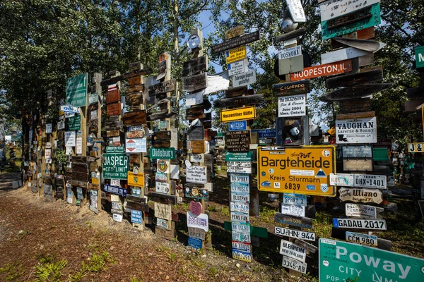 Kanada 'daki Alaska otoyolu boyunca uzanan Watson Gölü Tabelasını, 26. Haziran 2019