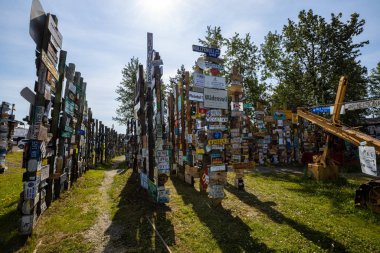 Kanada 'daki Alaska otoyolu boyunca uzanan Watson Gölü Tabelasını, 26. Haziran 2019