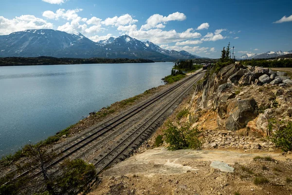 Carcross和Skagway之间的铁路线 — 图库照片