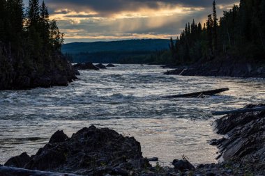 Kanada 'da Alaska otoyolu boyunca Liard Nehri.
