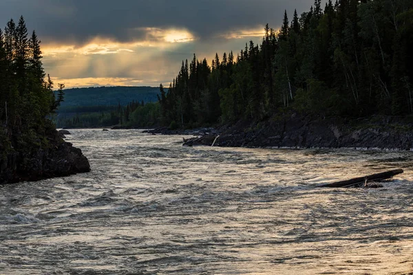 Kanada 'da Alaska otoyolu boyunca Liard Nehri.