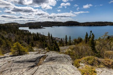Kanada 'da Pukaskwa Nationalpark Gölü ve peyzaj