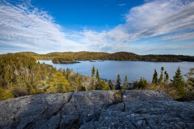 Kanada 'da Pukaskwa Nationalpark Gölü ve peyzaj