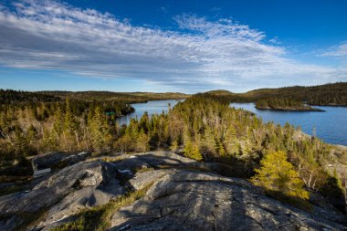 Kanada 'da Pukaskwa Nationalpark Gölü ve peyzaj