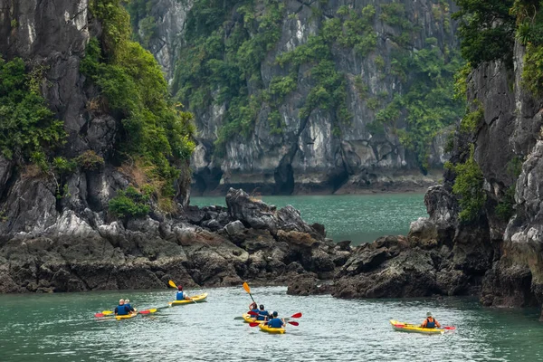 Kayak Nella Baia Halong Del Vietnam — Foto Stock