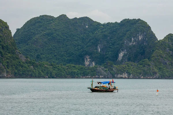 Pueblo Flotante Pescador Bahía Halong Vietnam — Foto de Stock