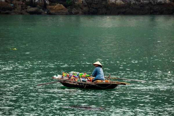 Obchody Veslici Halong Bay Vietnam Listopad 2019 — Stock fotografie