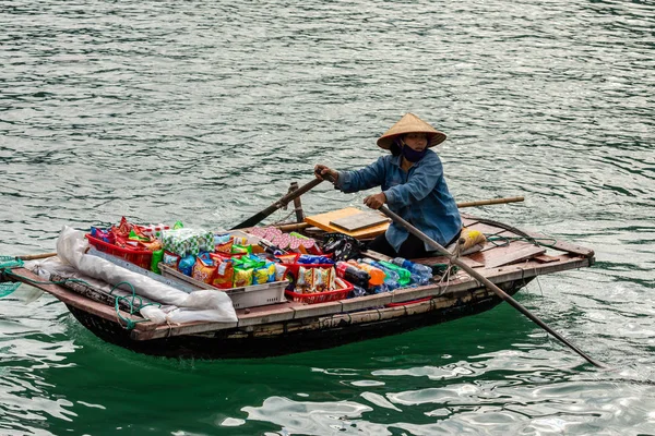 Negócios Barco Remos Baía Halong Vietname Novembro 2019 — Fotografia de Stock