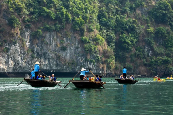 Pueblo Flotante Pescador Bahía Halong Vietnam —  Fotos de Stock