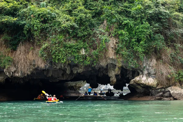 Turista Cueva Luon Bahía Halong Vietnam —  Fotos de Stock