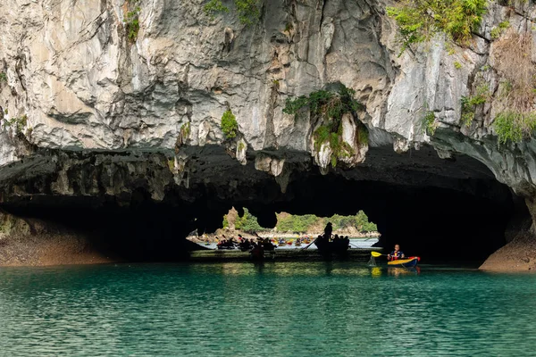 Turista Presso Grotta Luon Halong Bay Vietnam — Foto Stock