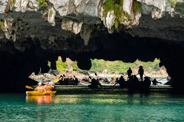 Turista Cueva Luon Bahía Halong Vietnam —  Fotos de Stock