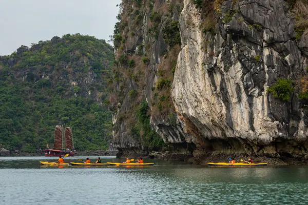 Kajakpaddling Halong Bay Vietnam — Stockfoto