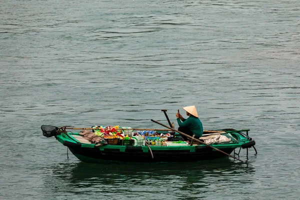 Affärer Roddbåt Halong Bay Vietnam November 2019 — Stockfoto