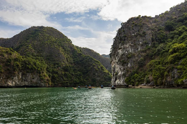 Tourist Der Luon Höhle Der Halong Bucht Vietnam November 2019 — Stockfoto