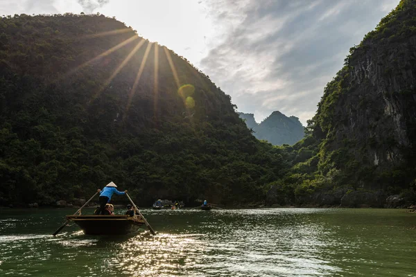 ベトナムのハロン湾のLuon Caveの観光客 — ストック写真