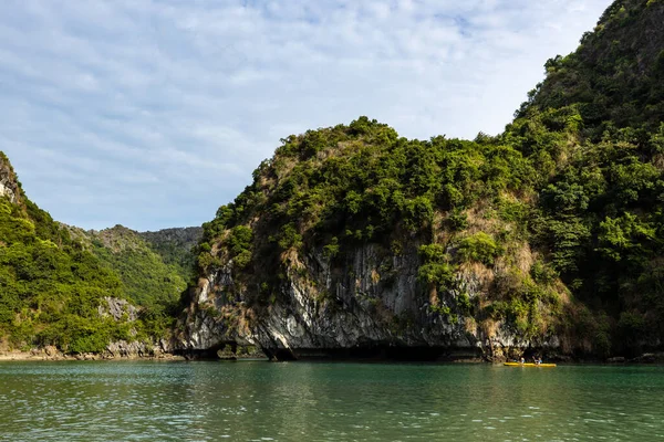 Tourist Der Luon Höhle Der Halong Bucht Vietnam — Stockfoto