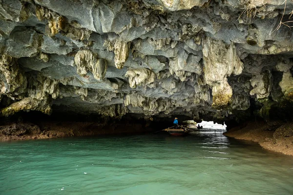 Turista Cueva Luon Bahía Halong Vietnam —  Fotos de Stock