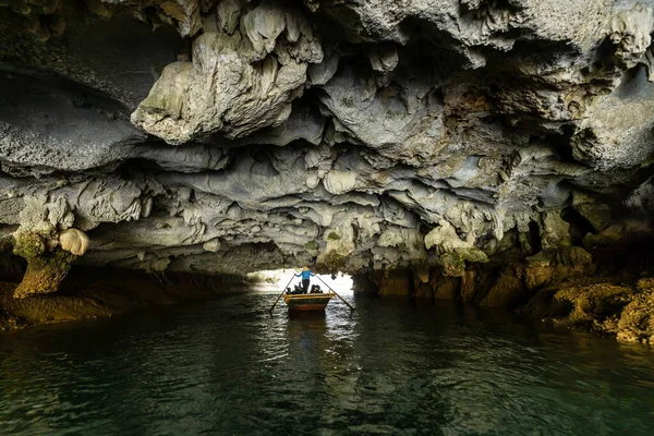 Turista Cueva Luon Bahía Halong Vietnam — Foto de Stock