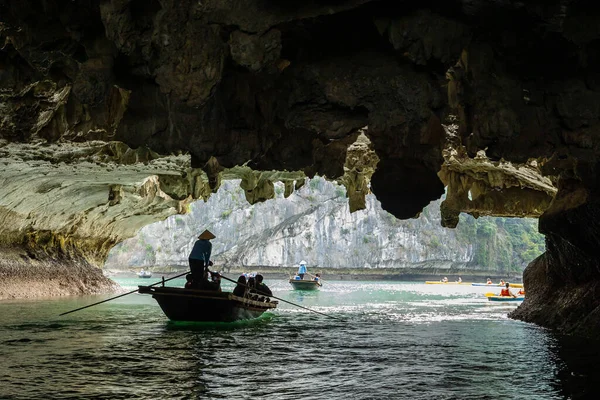 Turista Cueva Luon Bahía Halong Vietnam —  Fotos de Stock