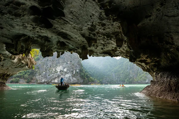 Turista Cueva Luon Bahía Halong Vietnam —  Fotos de Stock