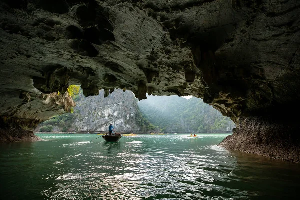 Turista Cueva Luon Bahía Halong Vietnam —  Fotos de Stock