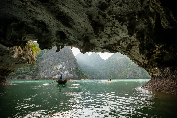 Turista Cueva Luon Bahía Halong Vietnam —  Fotos de Stock