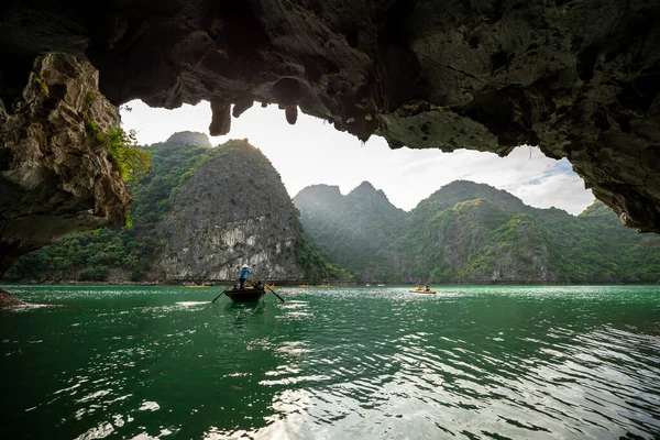 베트남 의루온 동굴에 관광객 — 스톡 사진