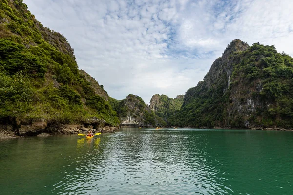 Turista Cueva Luon Bahía Halong Vietnam Noviembre 2019 — Foto de Stock