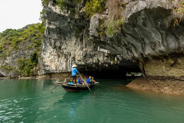 Turista Cueva Luon Bahía Halong Vietnam —  Fotos de Stock