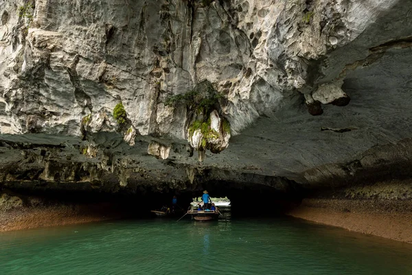 Turista Cueva Luon Bahía Halong Vietnam —  Fotos de Stock