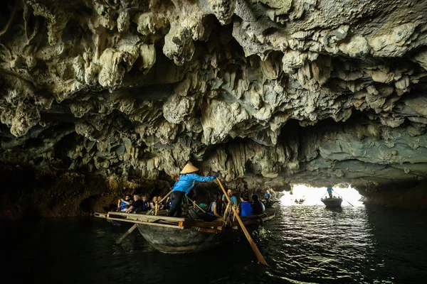 Turista Cueva Luon Bahía Halong Vietnam —  Fotos de Stock