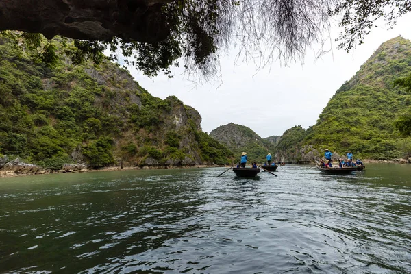 베트남 의루온 동굴에 관광객 — 스톡 사진