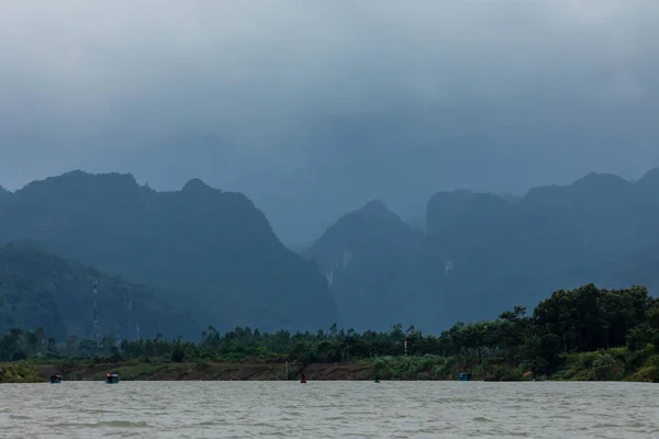 Σκάφος Στον Ποταμό Song Con Στο Phong Nha Στο Βιετνάμ — Φωτογραφία Αρχείου
