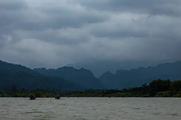 越南Phong Nha的Song Con河的船 — 图库照片
